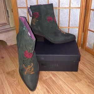NWT Mala Vita by MTNG Serraje Verde Leather Embroidered Boots sz 39 8.5
